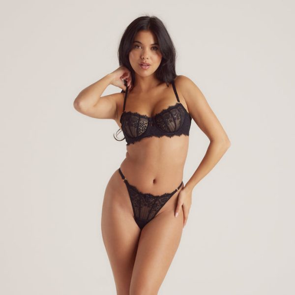 1BlackTemptBalcony-Imaani_690x-8 1BlackTemptBalcony-Imaani_690x-8