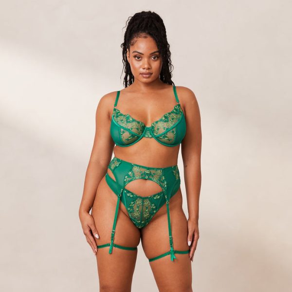 1EmeraldHarperIntimatesSet-Essence_690x-3 1EmeraldHarperIntimatesSet-Essence_690x-3