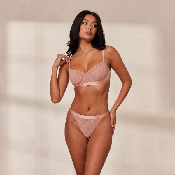1PinkChicBalconyBra_ThongMuriel_690x-5 1PinkChicBalconyBra_ThongMuriel_690x-5
