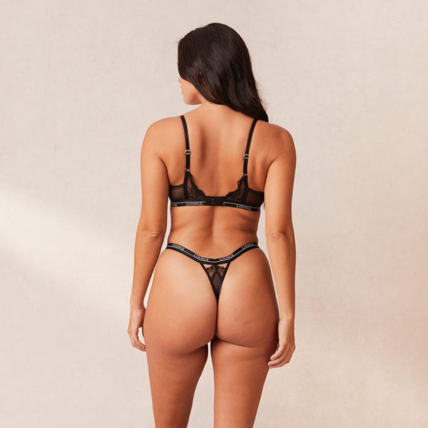 2.BlackRevealBalconyBra_Thong-Samaria_690x-6 2.BlackRevealBalconyBra_Thong-Samaria_690x-6