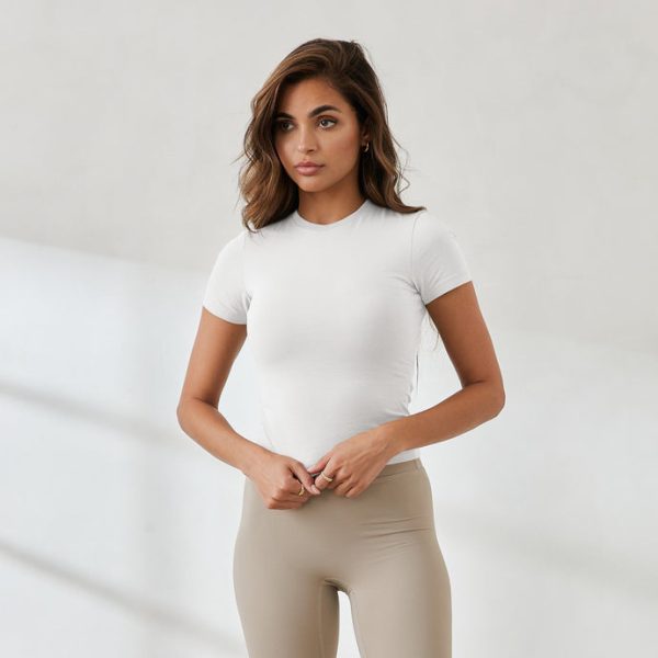 2.WhiteEssentialShortSleeveFittedT-Shirt-Leidy_690x-4 2.WhiteEssentialShortSleeveFittedT-Shirt-Leidy_690x-4