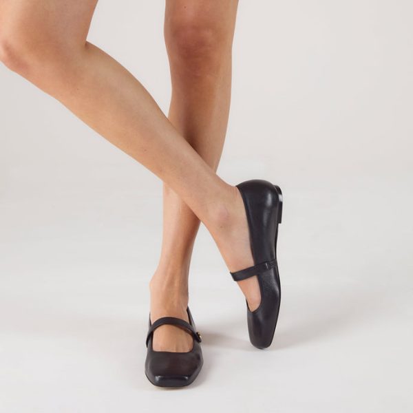 25.05.09_LOUNGE_ECOM_SHOES_1134_690x 25.05.09_LOUNGE_ECOM_SHOES_1134_690x