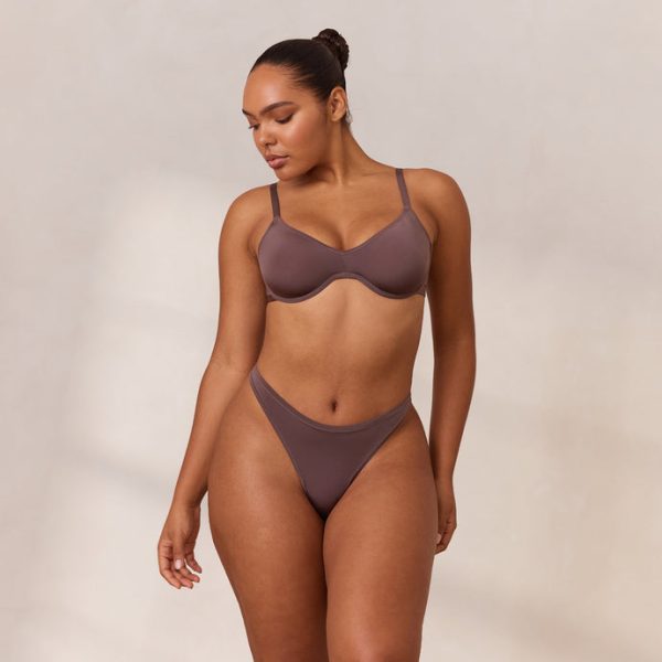 2DamsonBarelyTherePlunge-Amber_690x 2DamsonBarelyTherePlunge-Amber_690x