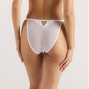 2WHITESEDUCEBALCONYBRIEF_690x-4