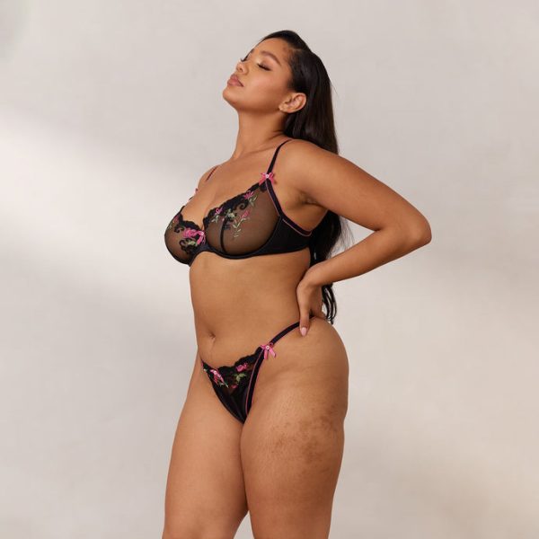 3.BlackBloomBalconyBra_Thong-Melanie_690x-4 3.BlackBloomBalconyBra_Thong-Melanie_690x-4