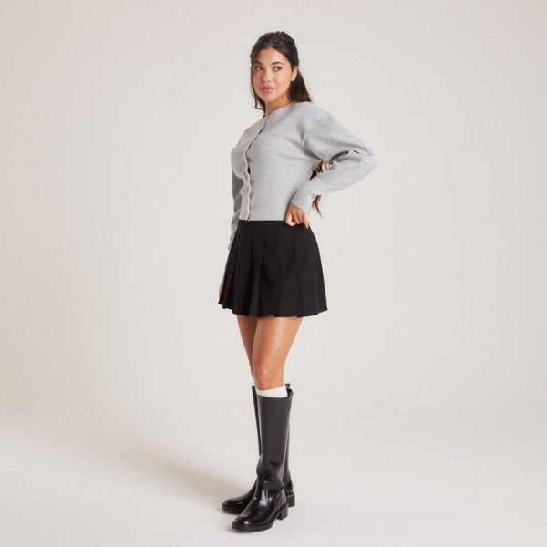 3.BlackPleatedSkirt-Imanni_690x-1 3.BlackPleatedSkirt-Imanni_690x-1