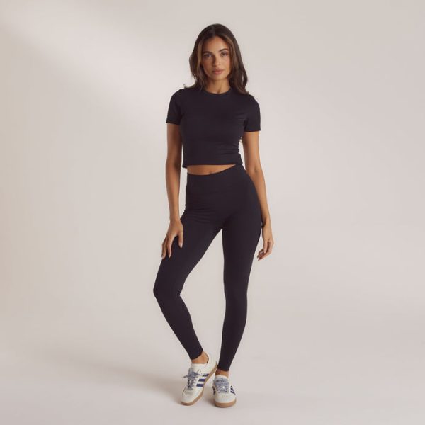 3BlackClassicLeggings-Leidy_690x 3BlackClassicLeggings-Leidy_690x