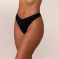 3BlackEverydayComfortThongOnly-Muriel_690x