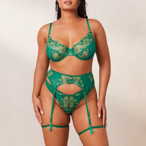 3EmeraldHarperIntimatesSet-Essence_690x-5 3EmeraldHarperIntimatesSet-Essence_690x-5