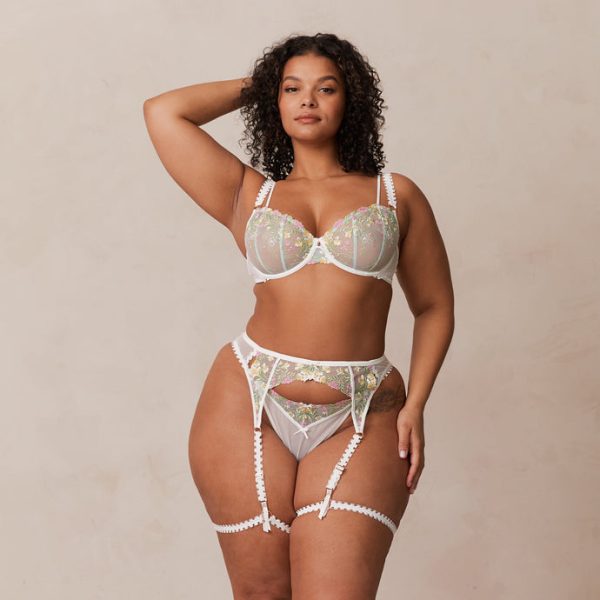 3WhiteAzaleaIntimatesSetLeslie_690x-2 3WhiteAzaleaIntimatesSetLeslie_690x-2