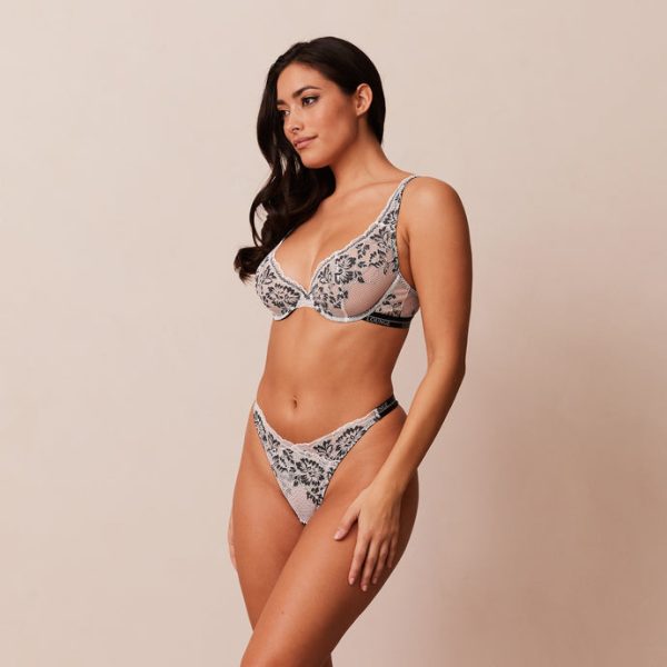 4BlackLuxeBalconyBraandThong-Samaria_690x 4BlackLuxeBalconyBraandThong-Samaria_690x