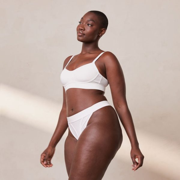 5WhiteBareBra_ThongSet-Arame_690x 5WhiteBareBra_ThongSet-Arame_690x