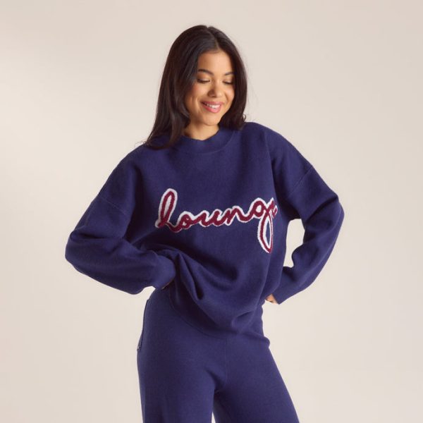6NAVYKNITTEDLOGOCREWNECKJUMPER_690x 6NAVYKNITTEDLOGOCREWNECKJUMPER_690x
