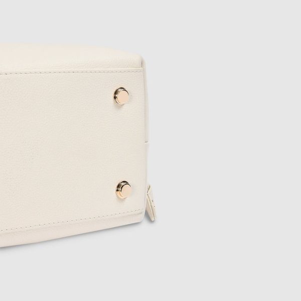 8.CreamBlytheBucketBag_6a8e2e69-2ff4-4aa7-af5b-8f93b8c7903a_690x-2 8.CreamBlytheBucketBag_6a8e2e69-2ff4-4aa7-af5b-8f93b8c7903a_690x-2