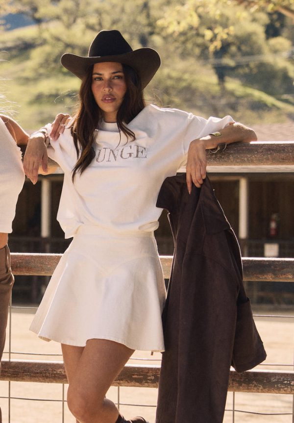 About_-_Lace_Applique_T-Shirt_4b8ae8e4-5df1-40f3-a283-337879a22440_690x-1 About_-_Lace_Applique_T-Shirt_4b8ae8e4-5df1-40f3-a283-337879a22440_690x-1